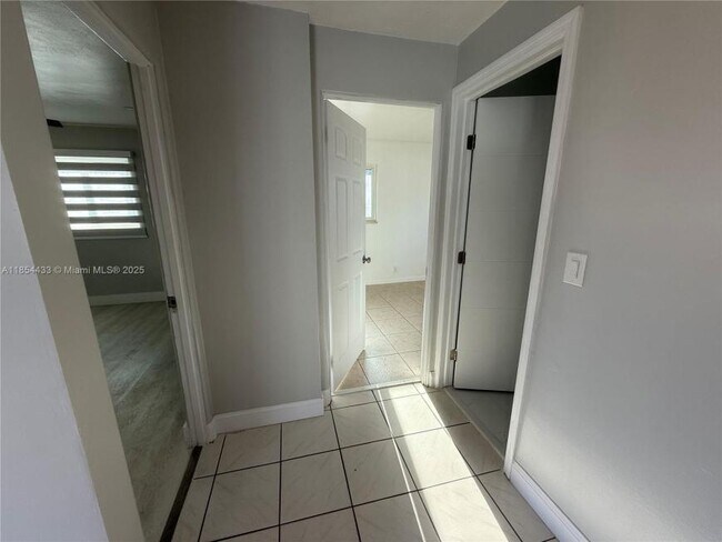Building Photo - 2 bedroom in Hollywood FL 33023