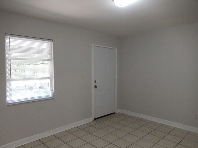 Building Photo - NICE 3/1 House w/ Tile Floors, New Applian...
