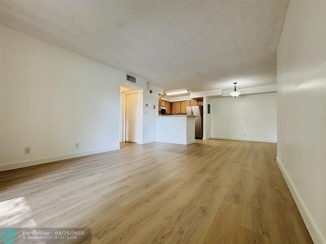 Foto del edificio - 7630 Westwood Dr