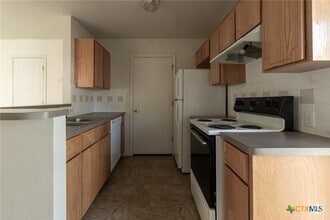 Building Photo - 102 E Robin Ln