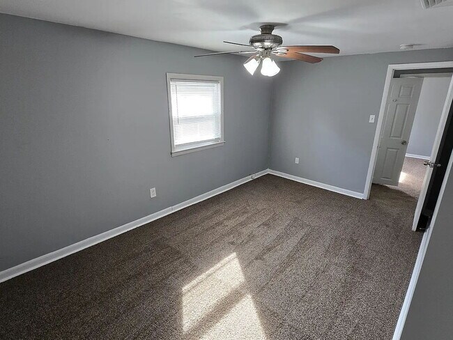 Building Photo - 3 bedroom 1.5 bathrooms Rancher.
