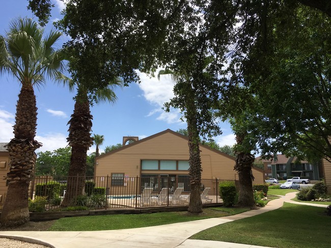 Oficina y piscina de natación - Apple Creek Apartments