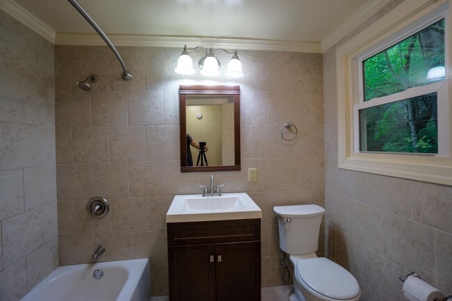 Building Photo - 3 Bedroom with New Kitchen, Bathroom and H...