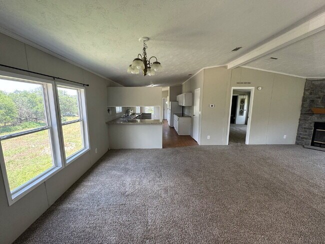 Building Photo - 3-Bed with Granite Kitchen Countertops & C...