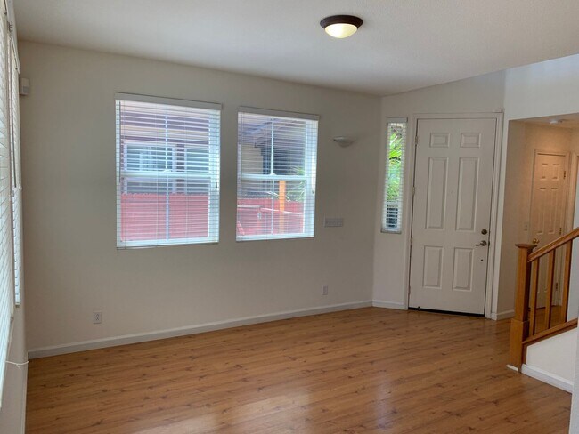Foto del edificio - Beautiful 3 Bedroom, 2.5 Brentwood Home
