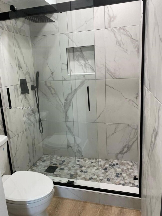 Foto del edificio - 2350 NE 135th St