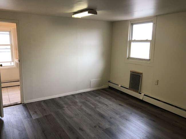 Foto del edificio - 318 E 1st Ave