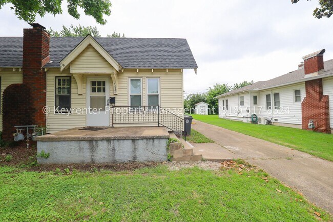 Foto del edificio - Beautifully Redone 1 Bedroom Duplex! Available for Immediate Move in!