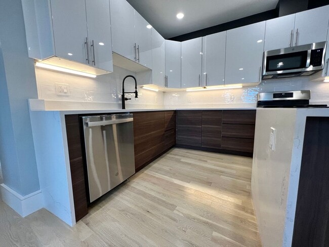 Foto del edificio - Luxury 4 Bed/2 Bath, LAUNDRY IN-UNIT, Newly Renovated, Private Porch, Washington Square