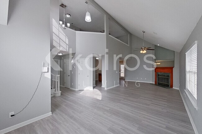 Building Photo - 2102 Spring Hill Cir