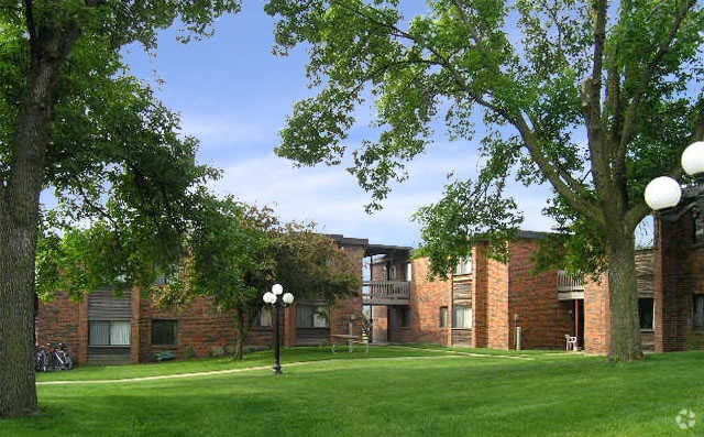 Emerald Ct Apartments Iowa City Ia Emerald Ct Courtyard