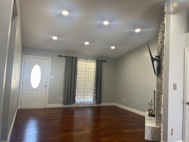 Foto del edificio - 563 Summit Hills Dr