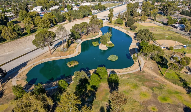 Foto del edificio - Beautiful Renovated 2 Bedroom Condo with Laundry Hookups, Private Patio, Secured Parking, Hardwoo...