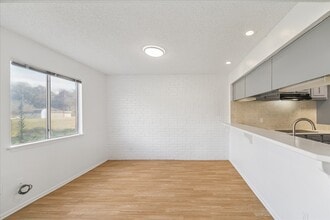 Building Photo - 2223 Par Ln