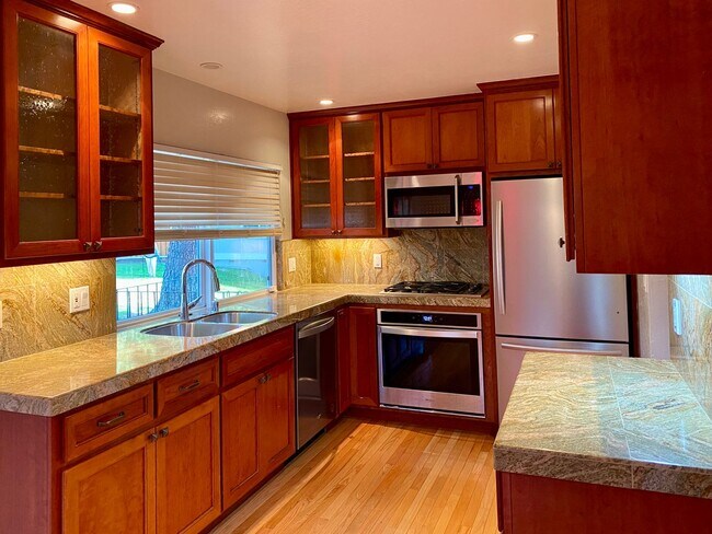 Foto del edificio - Remodeled 2 Bedroom 2 Bath Townhome in Des...