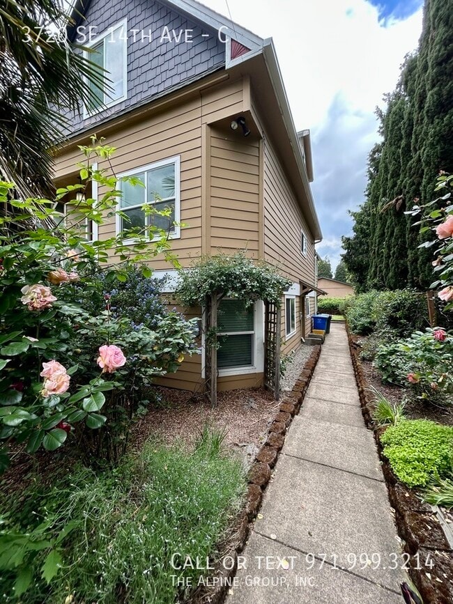 Building Photo - 3720 SE 14th Ave