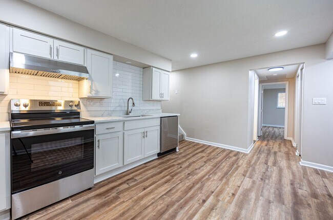 Foto del edificio - 4 Bed, 2 Bath Home in Morgan, PA AVAILABLE NOW!