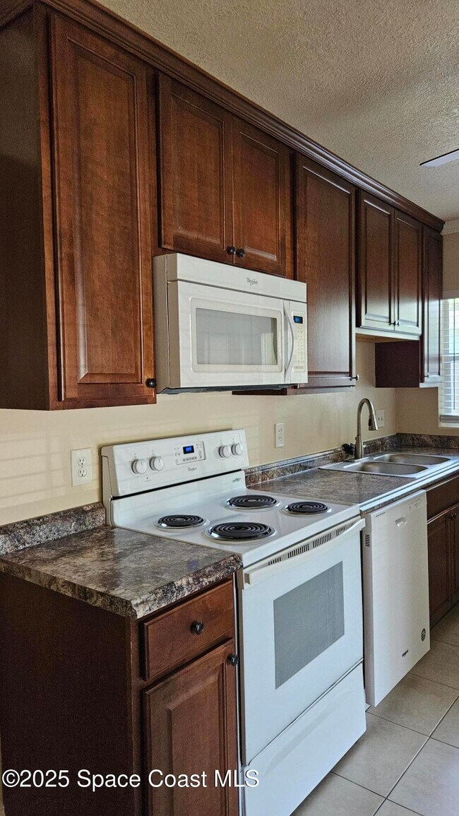 Foto del edificio - 242 N Brevard Ave