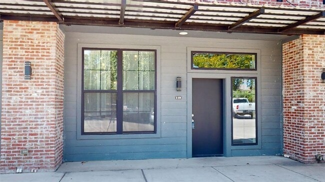 Building Photo - 305 W 27th St
