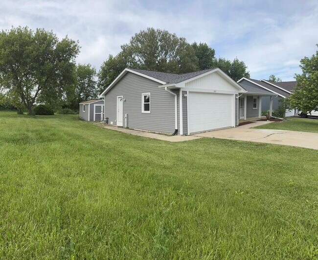 Building Photo - 203 Tamarack Hollow St SW