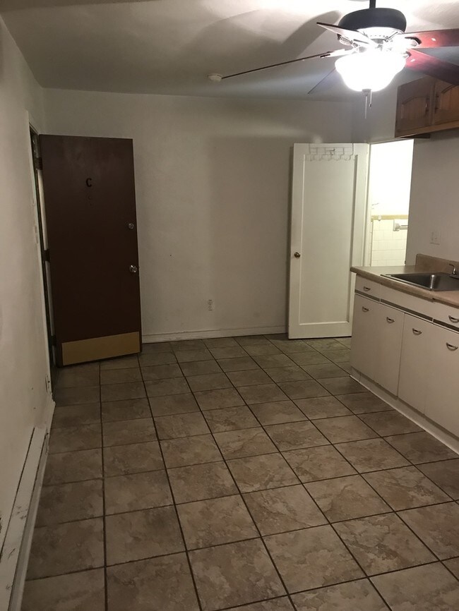 Building Photo - Efficiency Apt Close To UNM/CNM