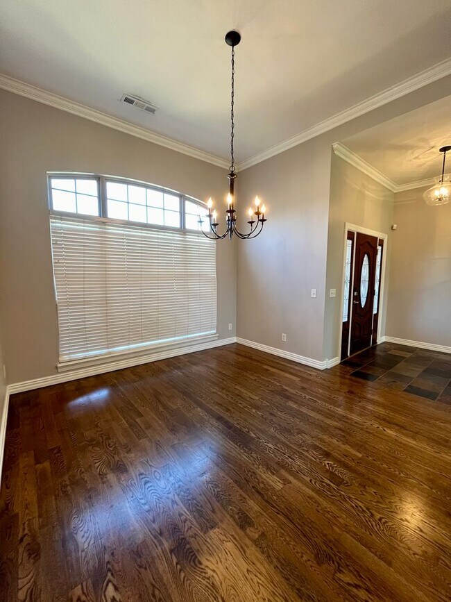 Building Photo - 4 Bedroom Spacious Home near all things Be...