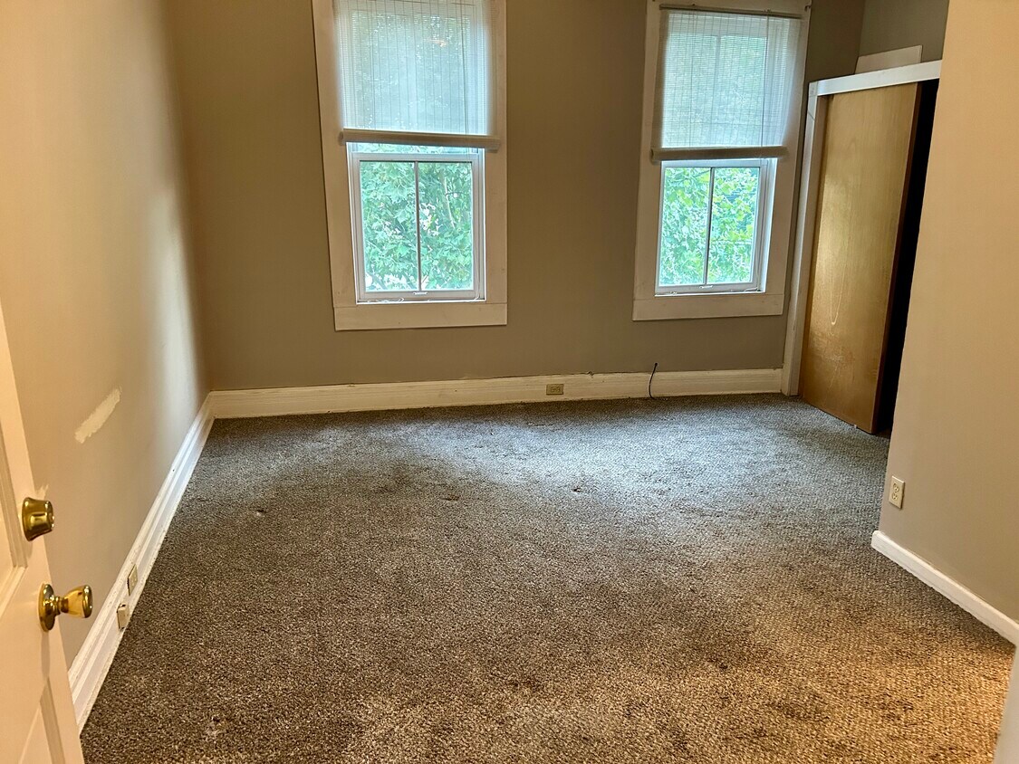 Room 1 entry view 1 - 939 Washington Ave
