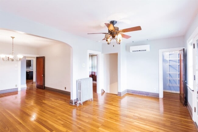 Foto del edificio - 4989 Tholozan Ave