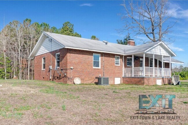 Foto del edificio - Freshly Updated Brick Home in Peaceful Country Setting – Freeman, VA