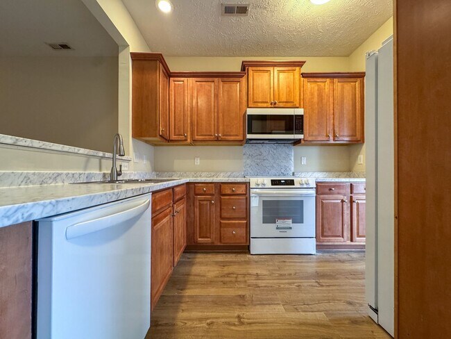 Foto del edificio - 3 Bed 2.5 Bath Townhome with New Flooring and Paint