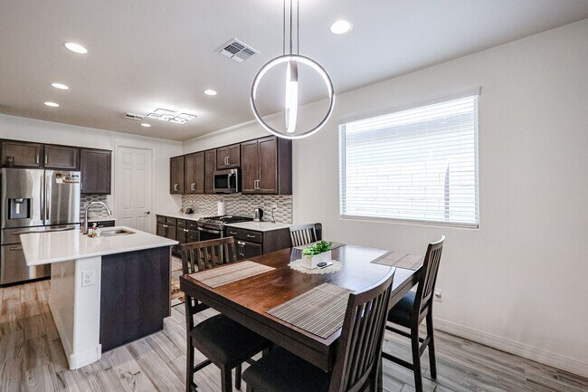 Foto del edificio - Welcome to this modern 3-bedroom PLUS, 2-b...