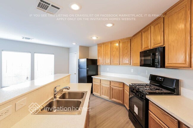 Foto del edificio - 4820 Golden Shimmer Ave