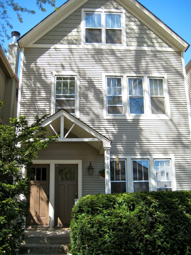 Building Photo - 2126 W Barry Ave
