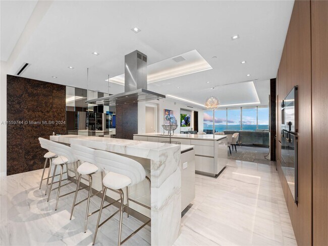 Building Photo - 17901 Collins Ave