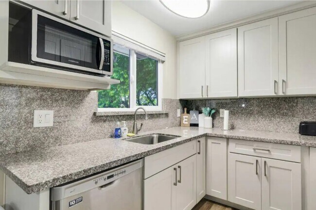 Building Photo - 2420 Karen Dr