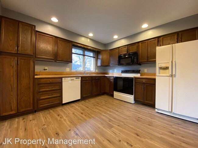 Building Photo - 4 br, 2.5 bath House - 2756 Evergreen Drive