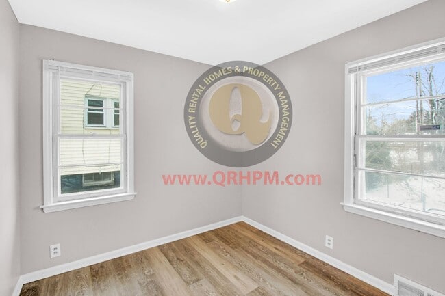 Building Photo - 2 bedroom, 1 bath Cape Cod home with a 1 c...