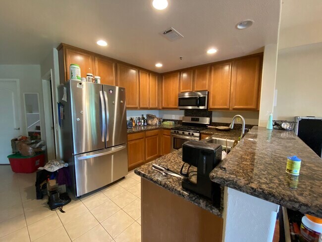 Kitchen - 532 N Mariposa Ave