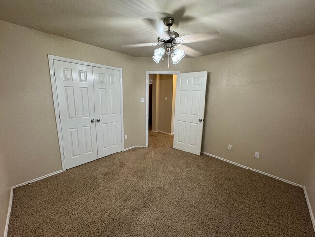 Foto del edificio - 6908 Golden Oak Ln