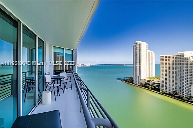 Foto del edificio - 325 S Biscayne Blvd