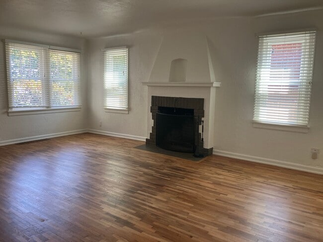 Building Photo - Charming Three Bedroom Home in Central Salem