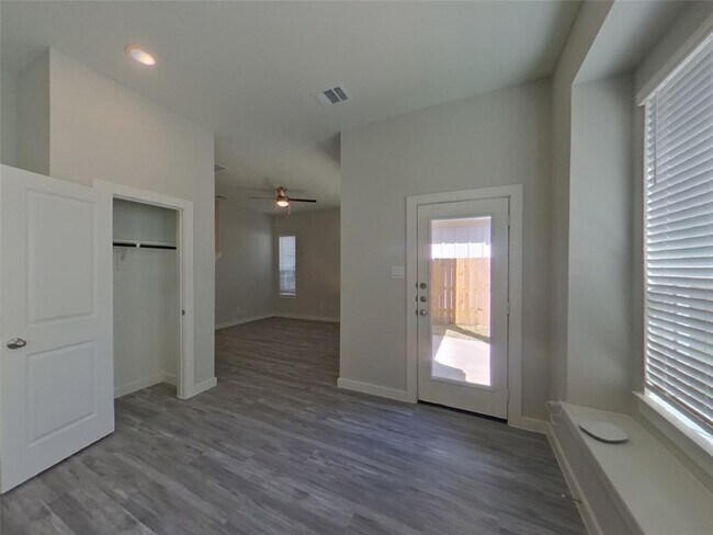 Foto del edificio - 9835 Willow Creek Commerce Dr