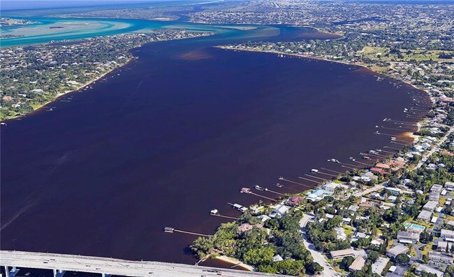 Foto del edificio - 659 SE St Lucie Blvd