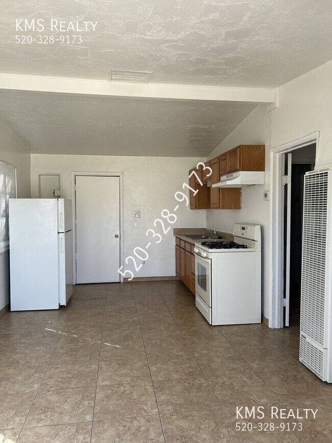 Building Photo - 2943 N Alvernon Way