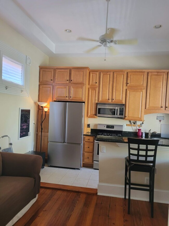 Foto del edificio - Cute 1 Bedroom Available Downtown with Pri...