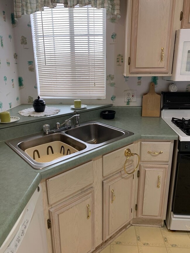 Building Photo - Green Valley Furnished Rental - Affordable...