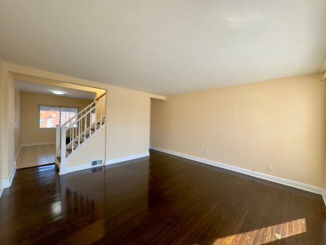 Foto del edificio - Charming 3 Bedroom/2 Bathroom Townhome in Violetville MD!