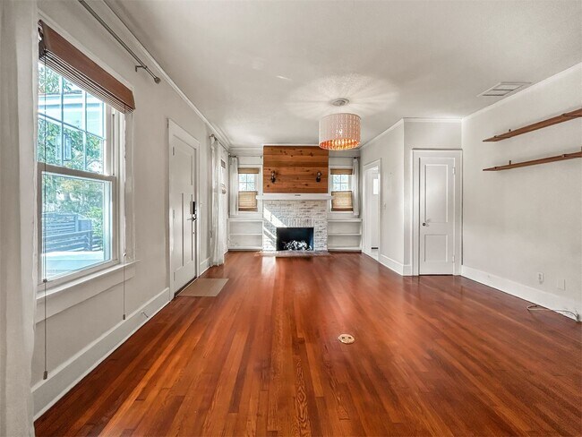 Building Photo - Lovely Home for Rent with Fireplace & Fully Fenced Yard– 2Bed | 2Bath