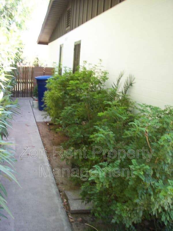 Building Photo - 1227 E Concorda Dr