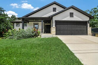 Building Photo - 10620 W Lakeview Dr